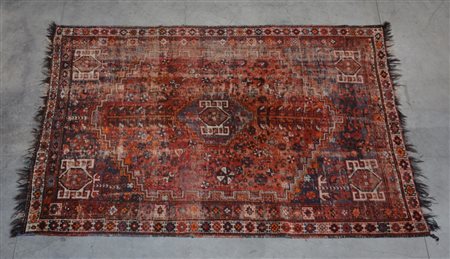 Tappeto Shiraz, Persia secolo XX. Disegno geometrico con medaglione nei toni...