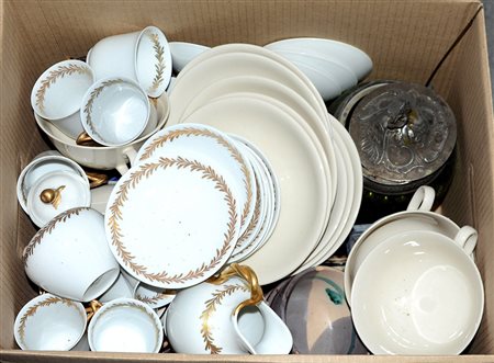 Cartone contenente numerosi oggetti diversi