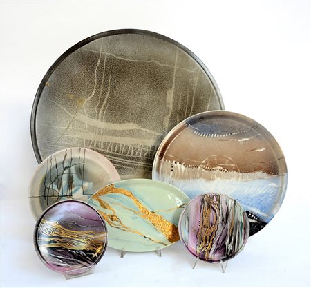 Locatelli Gabriella Lotto di sei piatti di misure e forme diverse in ceramica...