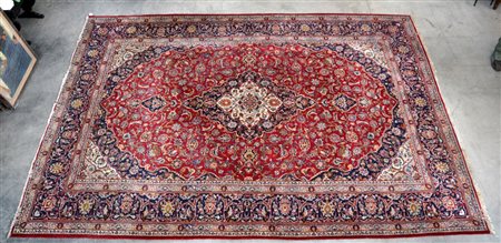 Tappeto Keshan, Persia secolo XX. Disegno a medaglione blu su fondo rosa con...