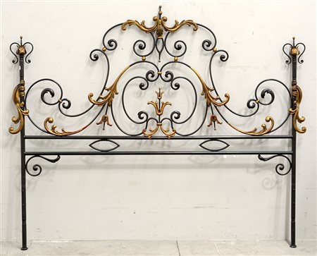 Testata da letto in ferro battuto decorato con fregi dorati
