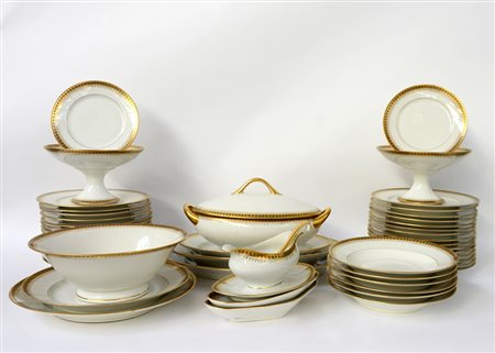 Manifattura di Limoges. Servizio da tavola in porcellana con profili in oro...