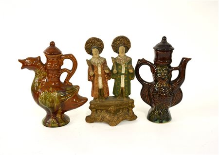 Lotto composto da due brocche in ceramica e una scultura in terracotta...