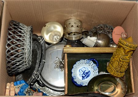 Lotto composto da un cartone contenente numerosi oggetti diversi