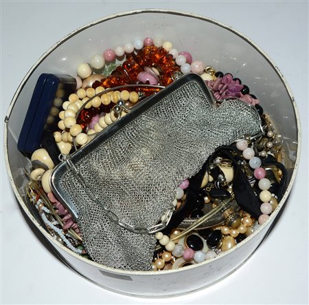 Scatola contenente numerosi bijoux vari e parti di bijoux (difetti)