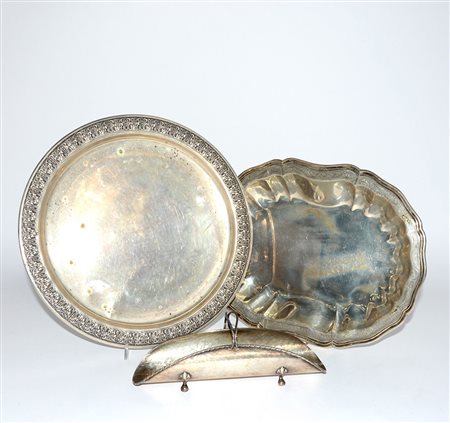 Lotto composto da due vassoi e un portagrissimi in argento (gr 1300 ca)...