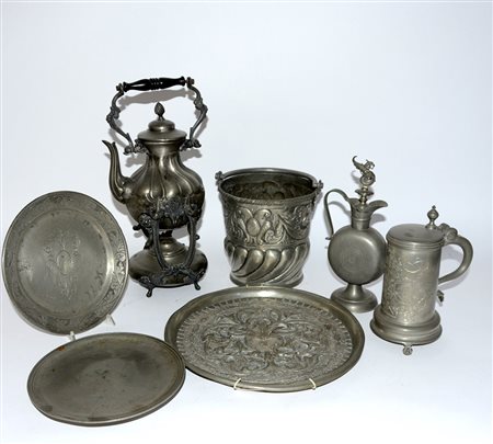 Lotto composto da sette oggetti in peltro di diversa epoca ed uso (difetti)