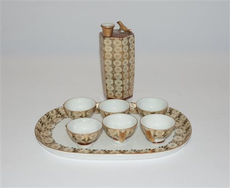 Manifattura giapponese. Servizio da sake composto da bottiglia, sei...