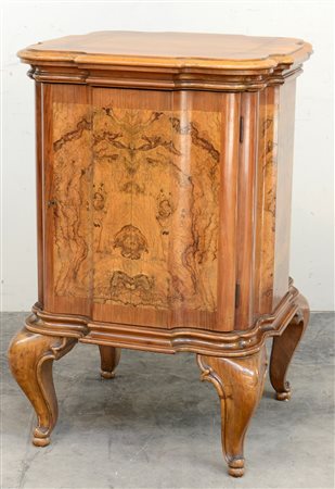 Credenzina da centro di forma sagomata con fronte e fianchi radicati (cm...