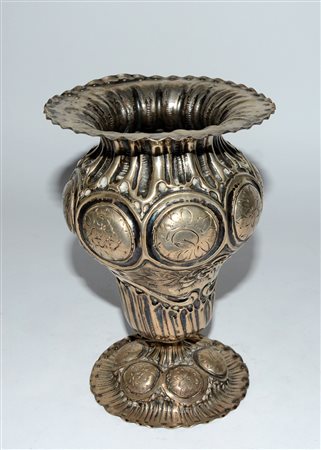 Vaso in argento cesellato e sbalzato a volute e fiori (gr 420 ca)