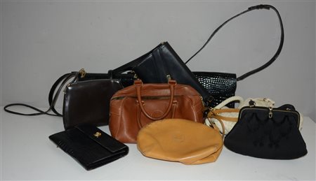 Cartone contenente numerose borse di varie misure e materiali (difetti)