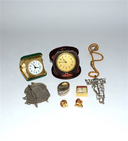 Scatola contenente alcuni oggetti in argento e bigiotteria varia