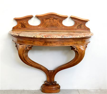 Consolle in noce e radica con cimasa sagomata, gambe mosse riunite...