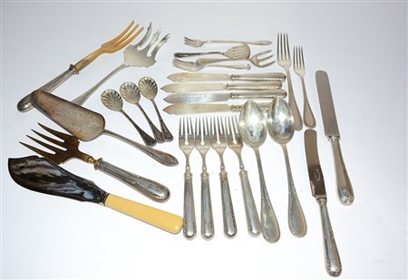 Parte di servizio di posate in argento e altre posate in metallo argentato...