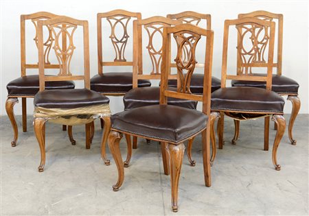 Gruppo di otto sedie in noce con schienale traforato, gambe posteriori a...