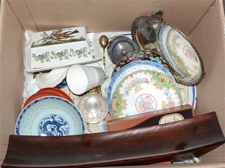 Cartone contenente numerosi oggetti in ceramica di diversa manifattura ed epoca