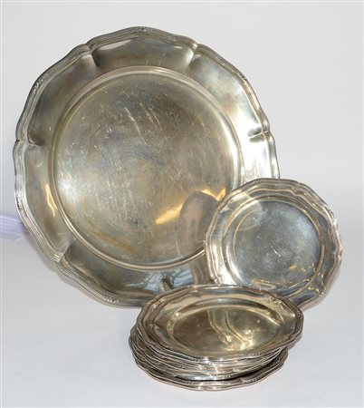 Lotto composto da un vassoio e dodici piatti in argento di forma circolare...