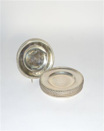 Gruppo di dodici piattini da pane in argento con bordo cordonato (d cm 15 ca)...