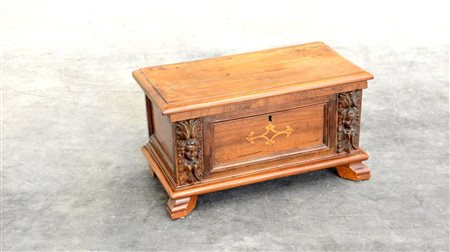 Antico forziere in noce con fronte intarsiato a volute e montanti scolpiti...