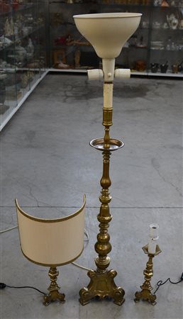 Lotto composto da tre antichi candelieri in bronzo con fusto tornito (difetti)