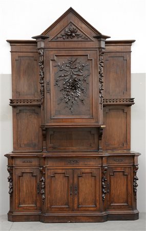 Grande credenza a due corpi con parte superiore di forma architettonica ad...