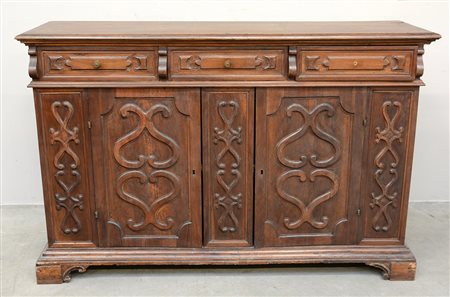 Credenza in stile piemontese a tre ante e tre cassetti pannellati e decorati...
