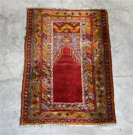 Tappeto Mudjiur, Anatolia inizio secolo XX. Disegno a preghiera con mirab a...