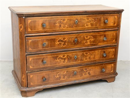 ComÚ in noce a quattro cassetti con fronte e fianchi decorati con intarsi a...