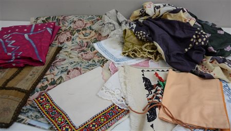 Lotto di due cartoni contenenti alcune sciarpe, guanti, scampoli di tessuto,...