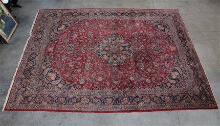 Tappeto Keshan, Persia secolo XX. Disegno a medaglione blu su fondo rosa,...