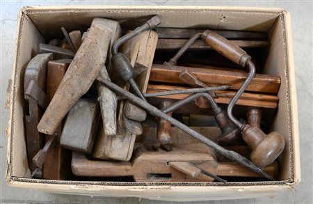 Cartone contenente numerose pialle, quattro secchielli, un compasso e due...