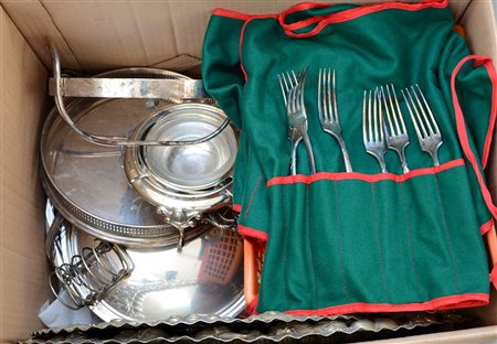 Cartone contenente numerosi oggetti e posate in metallo argentato