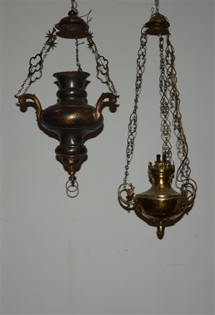 Lotto composto da due faldistori in ottone e metallo di epoche diverse...