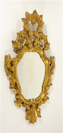 Specchiera in legno intagliato e traforato a volute e motivi vegetali (cm...