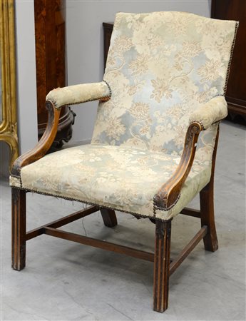 Poltrona in mogano con schienale e braccioli sagomati, montanti e piedi in...