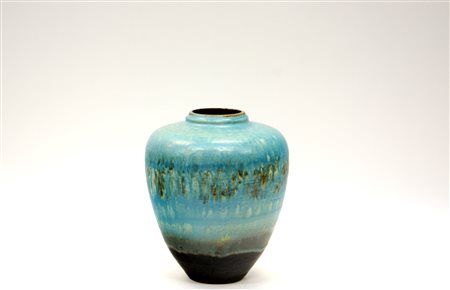 Manifattura tedesca, sec. XX. Vaso in porcellana con invetriatura turchese....