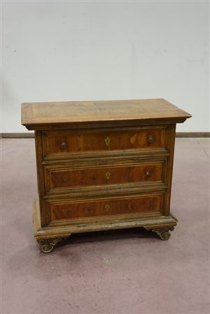 Piccolo comoncino a tre cassetti con piano e fronte filettato. Piedi a...