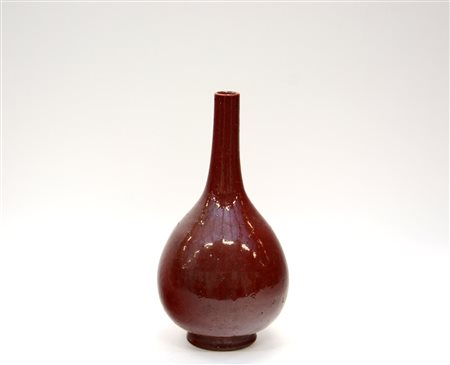 Arte cinese, sec. XIX. Vaso a bottiglia in porcellana sangue di bue (h cm 43)...
