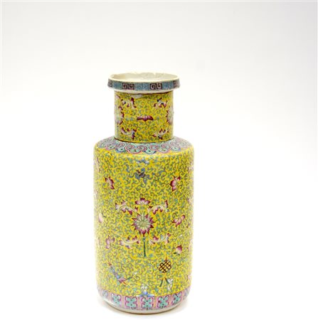 Arte cinese, sec. XIX. Vaso in porcellana Famiglia Rosa su fondo giallo con...