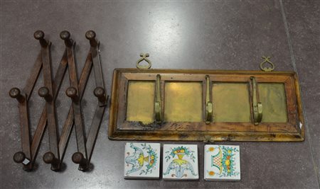 Lotto composto da alcune piastrelle e due appendiabiti di diversa fattura...