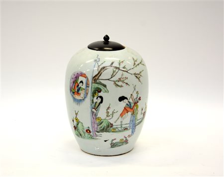 Arte cinese, sec. XX. Vaso in porcellana decorato in policromia con scene di...