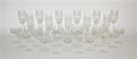Servizio di bicchieri in vetro composto da sette bicchieri da vino bianco,...