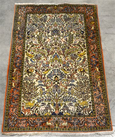 Tappeto Qum, Persia secolo XX. Disegno a rami e uccelli su fondo bianco con...