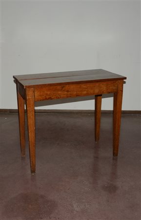 Tavolo scrittoio ad un cassetto nella base e quattro gambe sagomate (cm...