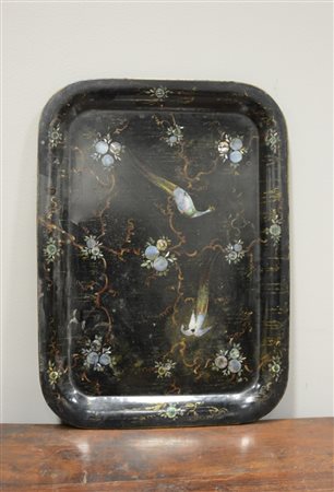 Vassoio di forma rettangolare in toile peinte decorato a cineserie a pavoni...