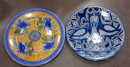 Lotto composto da due piatti da parata in ceramica a decori differenti (difetti)