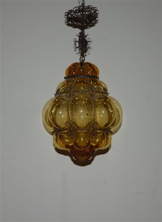 Lampadarietto in vetro pagliesco con struttura in ferro battuto (h. cm 50)