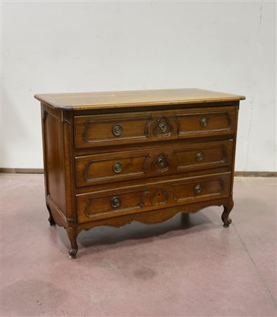 ComÚ in noce a tre cassetti pannellati con grembiali sagomati, gambe mosse...