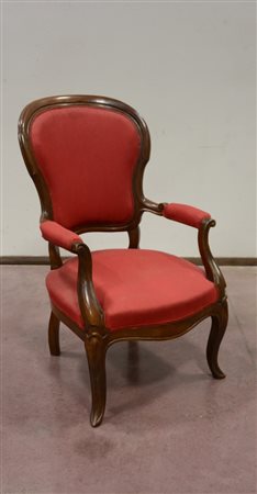 Poltrona in noce con gambe e braccioli mossi. Sec. XIX