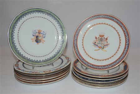 Gruppo di tredici piatti in ceramica policroma decorata a stemmi nel cavetto...
